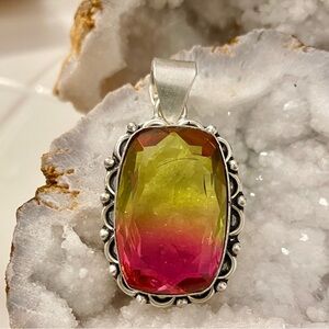 Vintage Silver Necklace with Gradient Gemstone
